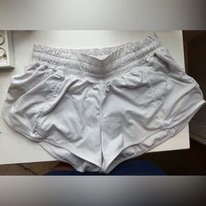 lululemon hotty hot white low rise lined short 2.5”